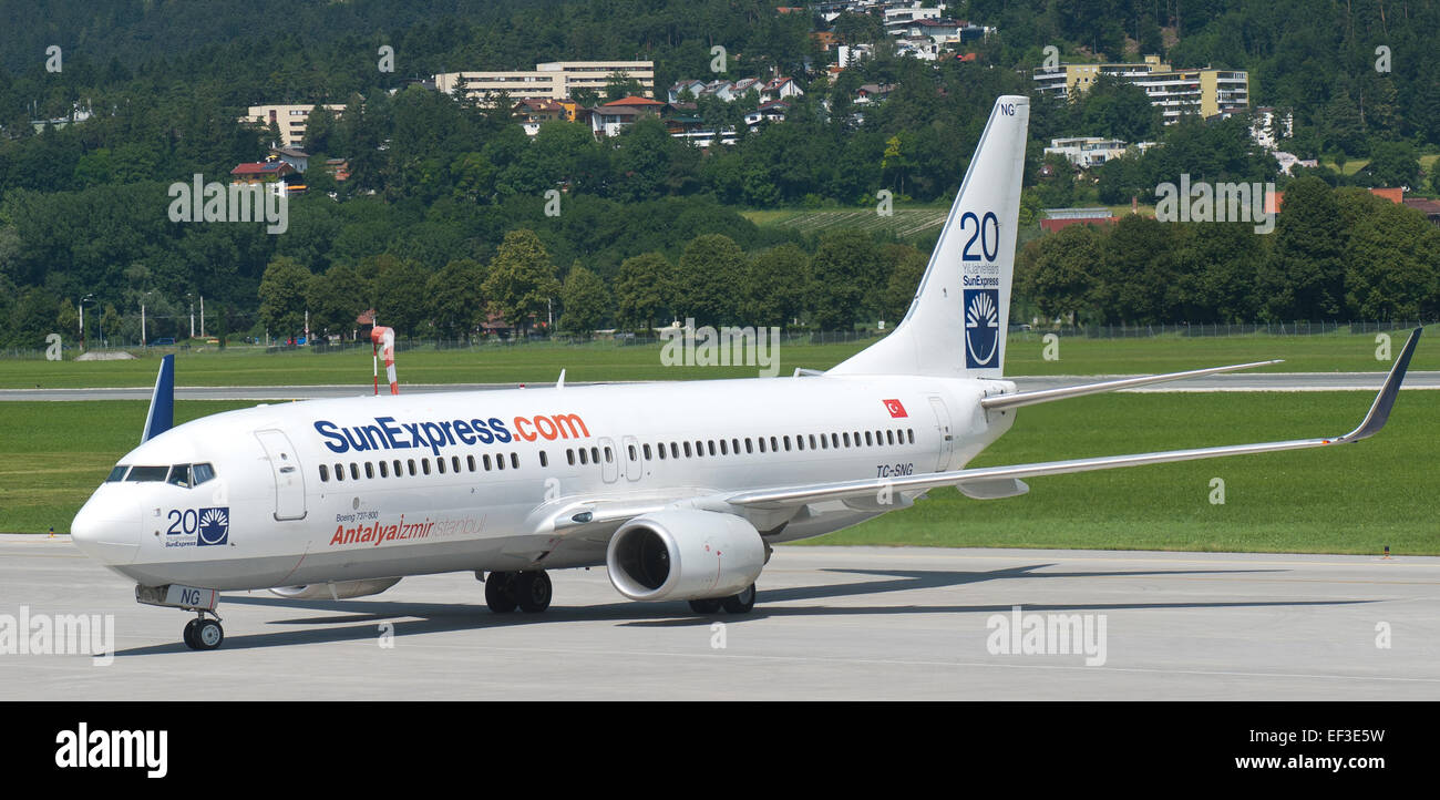 Il volo SunExpress TC-SNG è visto arrivare all'aeroporto di Innsbruck, mostrando l'aereo della compagnia aerea in funzione. SunExpress, una compagnia aerea turco-tedesca, è nota per il suo servizio internazionale tra Turchia e Germania. L'aereo è stato fotografato mentre atterrava nella panoramica città austriaca. Foto Stock