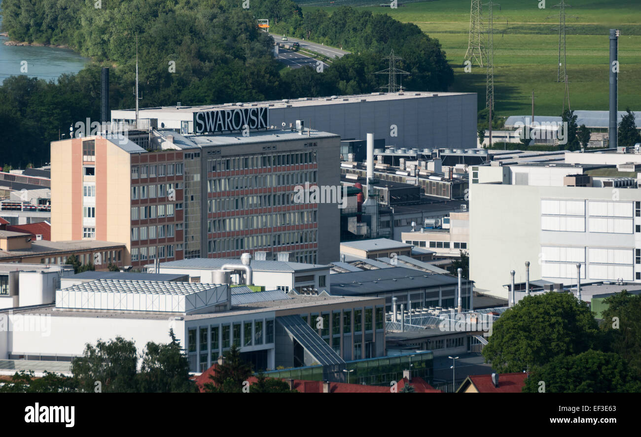 La sede di Swarovski a Wattens, Austria, un rinomato centro per la produzione di cristalli. La struttura è famosa per i suoi prodotti in cristallo di alta qualità e per il design innovativo. Foto Stock