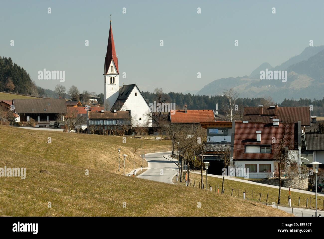 "Terfens from West" è una vista panoramica del villaggio di Terfens in Austria, vista da ovest. Le opere d'arte mettono in risalto i paesaggi naturali circostanti e l'ambiente tranquillo del villaggio. Foto Stock