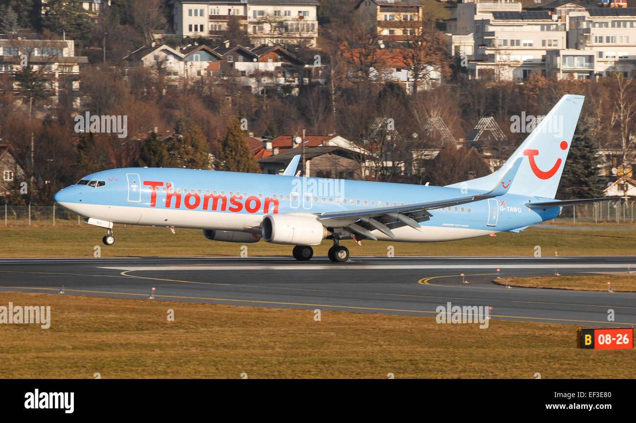Il Thomson G-TAWG è un aeromobile identificato dal suo numero di immatricolazione. È stato fotografato a Flughafen Innsbruck, un aeroporto austriaco noto per il suo ambiente montano e gli approcci impegnativi. Foto Stock