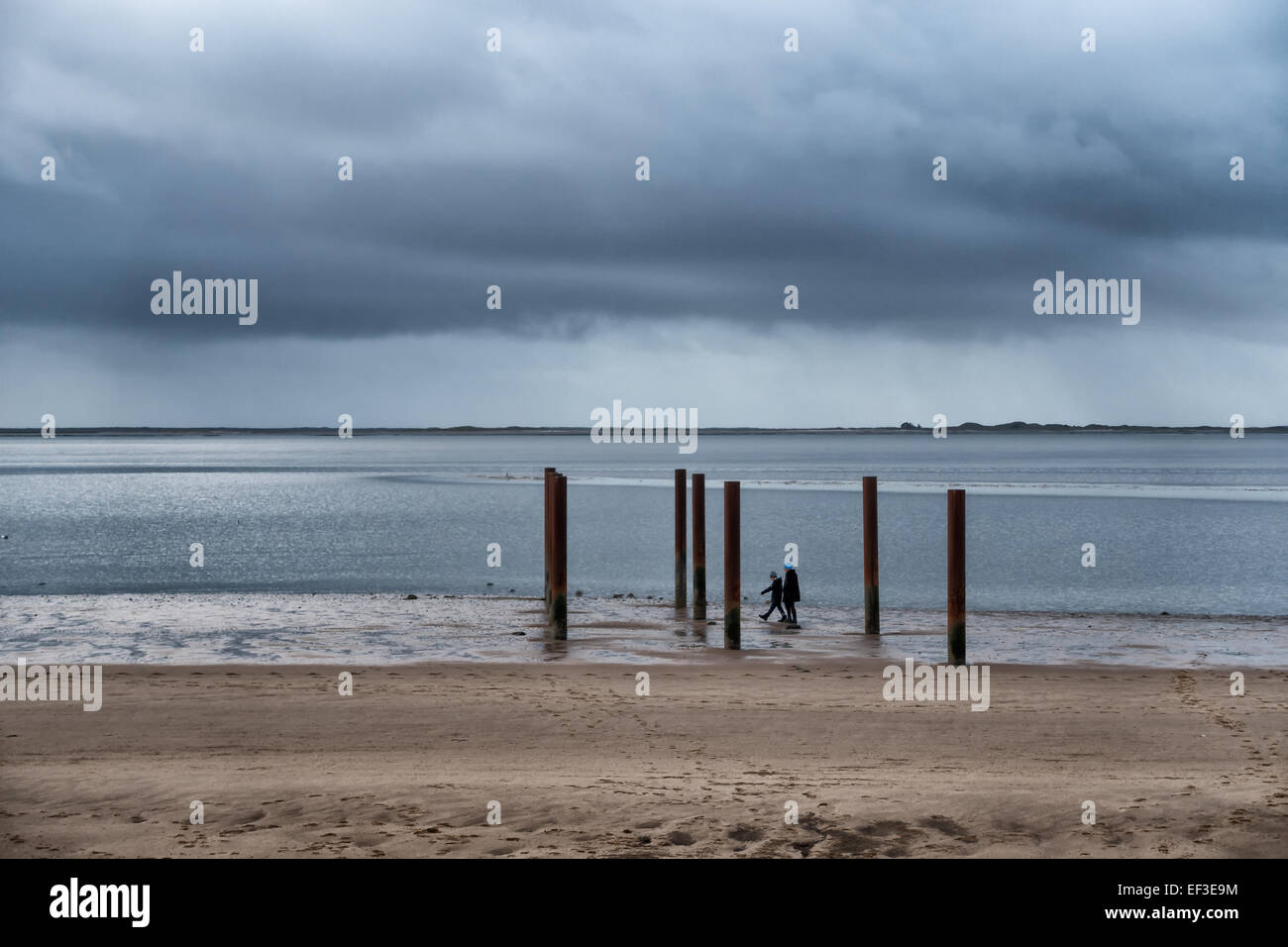 Passeggiata sulla spiaggia presso il mare di Wadden in Hjerting, Esbjerg, Danimarca Foto Stock