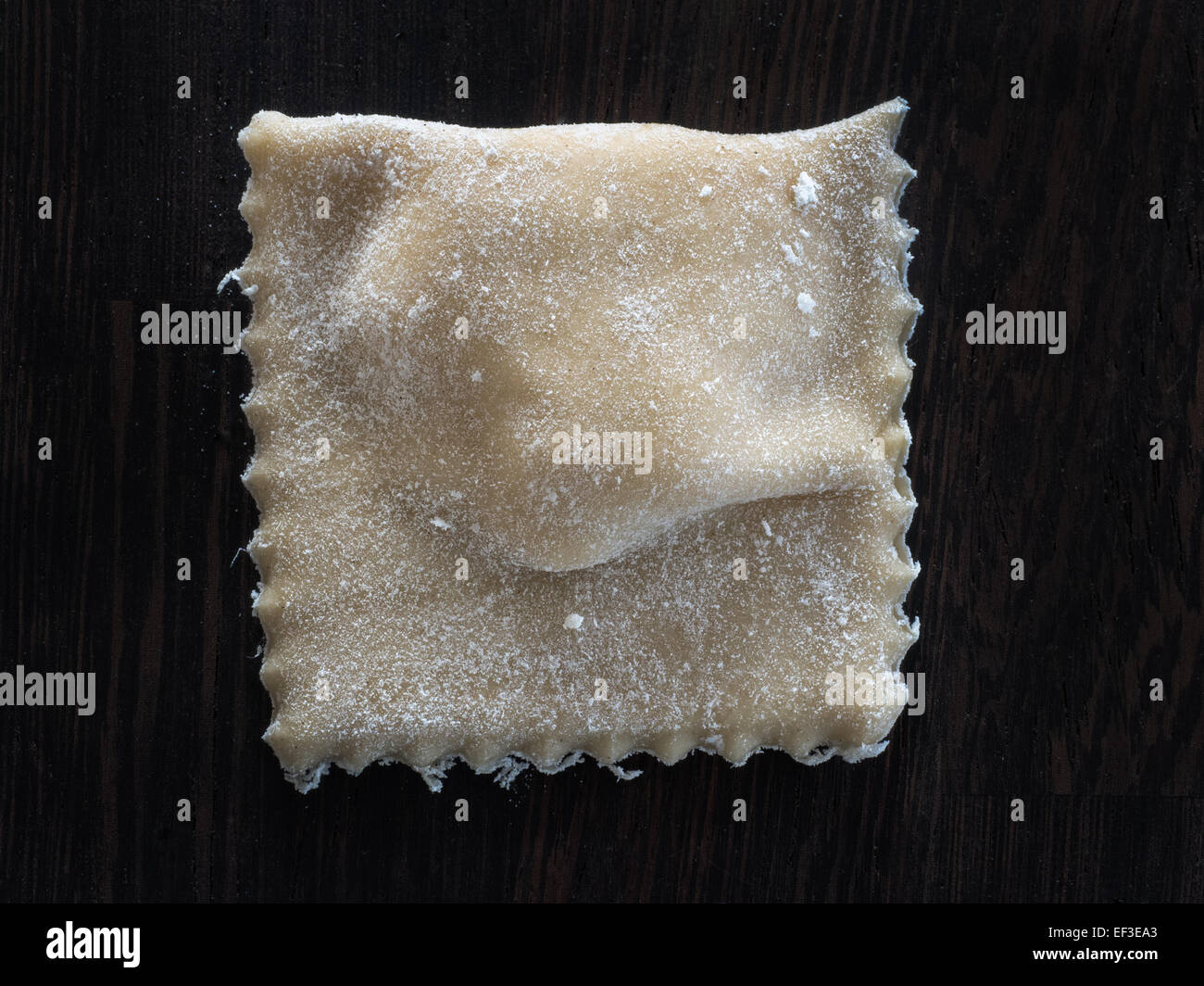 Fresca ravioli fatti con la farina su una tavola di legno Foto Stock