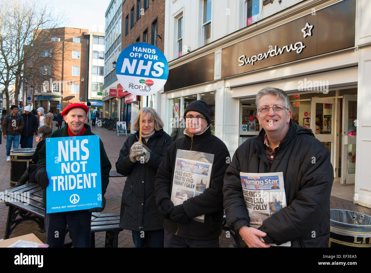 NHS manifestanti holding cartelloni sull orgoglio Hill a Shrewsbury, Shropshire, Inghilterra. Foto Stock