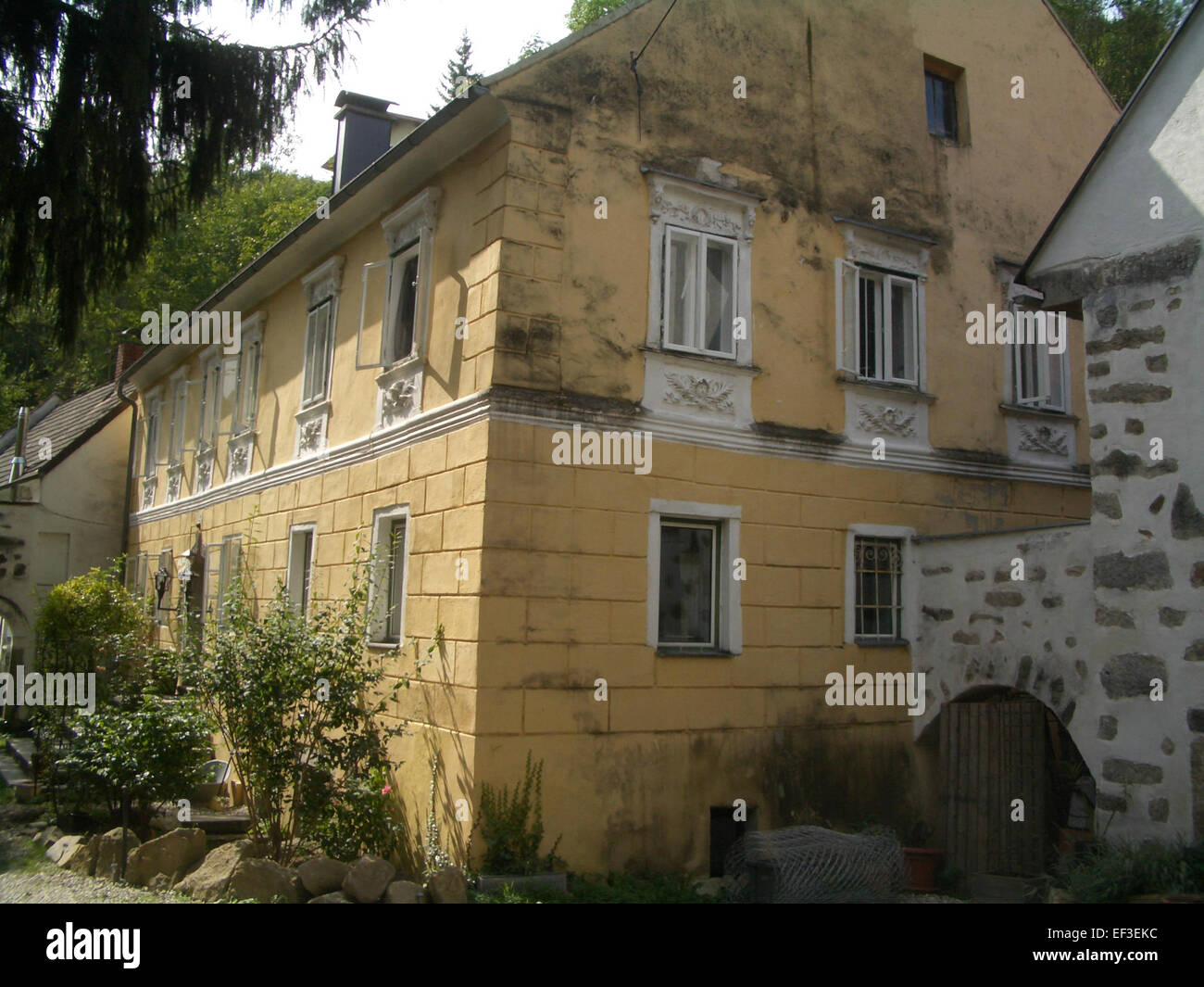 Il *Tragwein Herrenhaus* è un palazzo storico situato a Tragwein, Austria. Questo edificio del XVII secolo ha un significativo valore architettonico e culturale, che riflette lo stile e le dinamiche sociali del periodo. Foto Stock