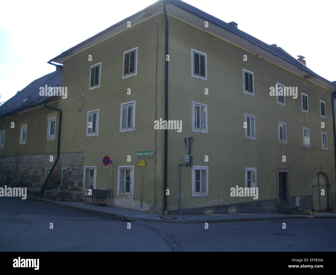 Il *Unterweißenbach Ehemaliges Bezirksgericht* è un edificio storico situato in Austria. Un tempo adibito a tribunale distrettuale, è ora riconosciuto per il suo significato architettonico e il suo ruolo nella storia della regione. Foto Stock