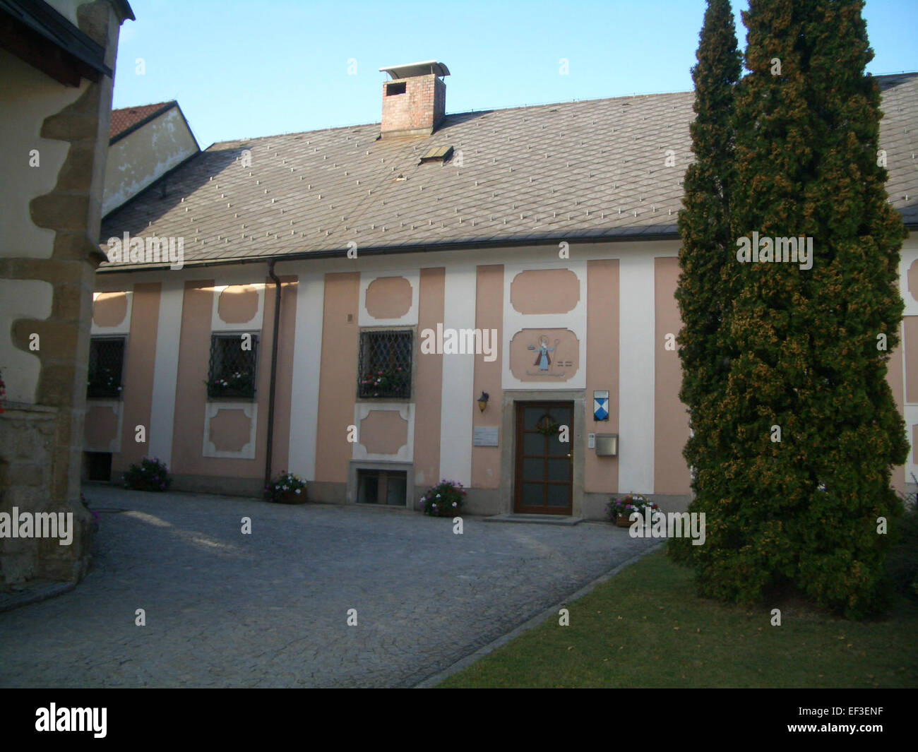 La fotografia mostra il Pfarrhof (parsonaggio) a Unterweißenbach, in Austria, un luogo rurale noto per i suoi edifici storici. L'immagine mette in risalto lo stile architettonico tradizionale e la vita rurale austriaca. Foto Stock