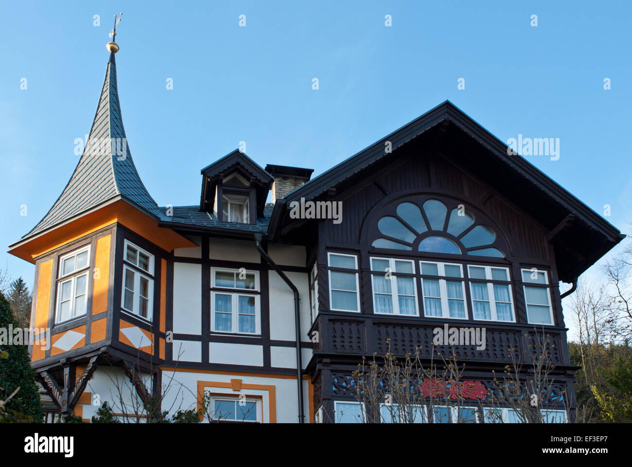 *Villa Hubertus* a Vomp è un punto di riferimento architettonico che rappresenta il design di una villa austriaca del XIX secolo. La villa è conosciuta per il suo stile classico e il suo significato storico nella regione del Tirolo. Foto Stock