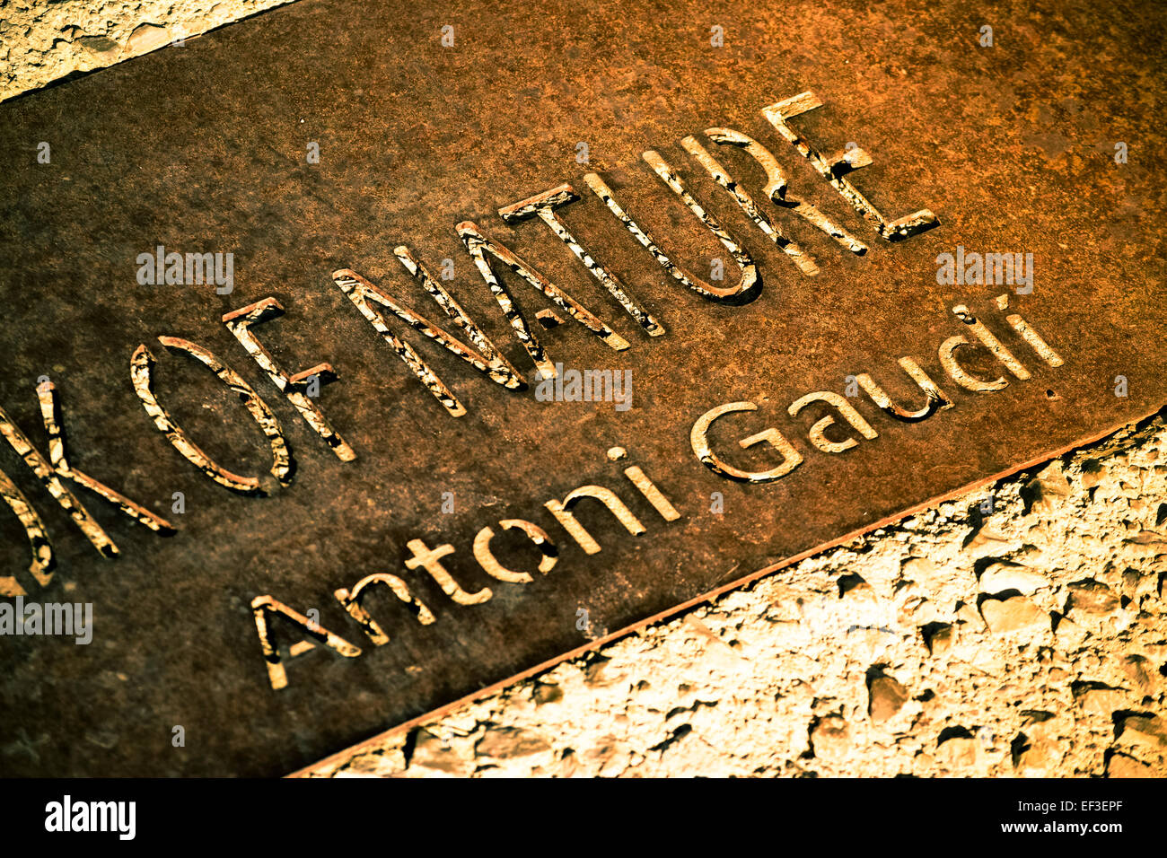 La placca, le parole in inglese. Parole da Antoni Gaudi architetto. Parco Guell, Barcellona, in Catalogna, Spagna. Foto Stock