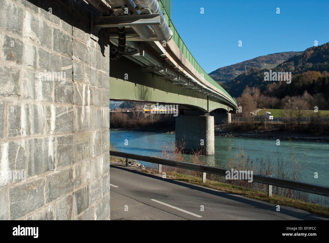 Questa fotografia cattura il Volderer Innbrücke, un ponte storico situato in Austria. La struttura è notevole per il suo stile architettonico e il suo significato storico come parte della rete di trasporto della regione. Foto Stock