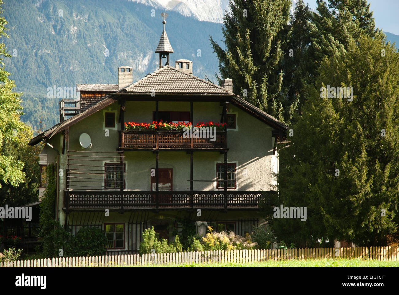 L'opera d'arte "Volders, Schaffer-Villa" presenta una vista storica della Villa Schaffer, raffigurante probabilmente una scena importante o un momento nel tempo legato alla tenuta. Il pezzo cattura la bellezza architettonica e il significato culturale della villa. Foto Stock