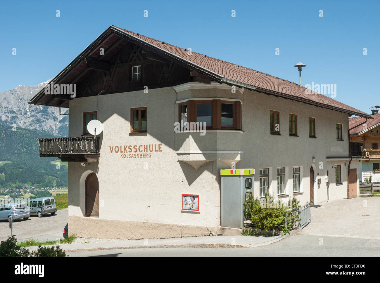 Questa immagine storica mostra la Volksschule (scuola primaria) a Kolsassberg, Austria, che riflette l'architettura educativa e l'attenzione della comunità nell'Austria rurale durante il XIX secolo. Foto Stock