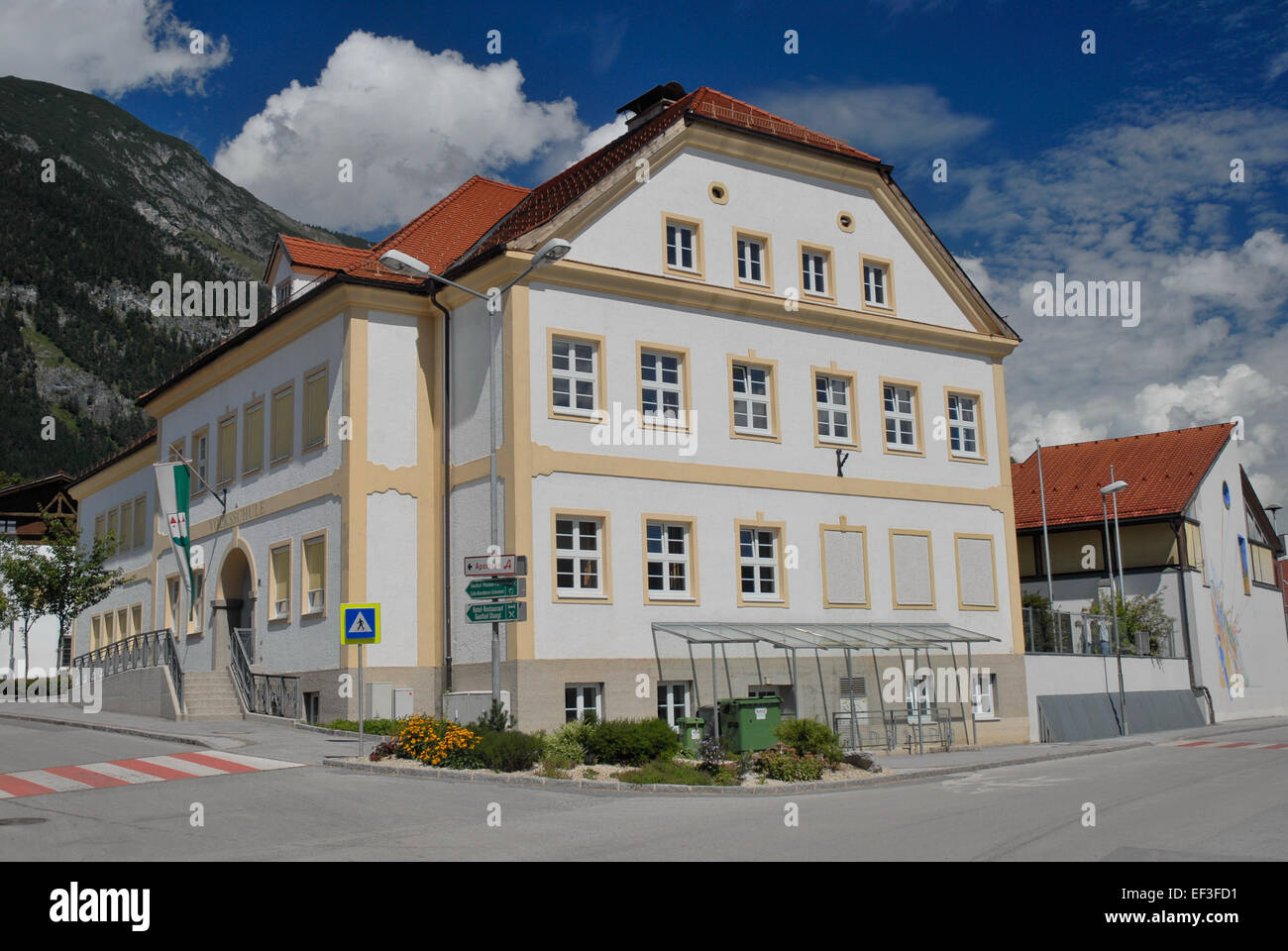 La Volksschule Thaur, una scuola elementare nel villaggio di Thaur, in Austria, è un istituto educativo chiave della regione. Questa opera d'arte rappresenta la scuola come parte della storia locale e del patrimonio culturale. Foto Stock