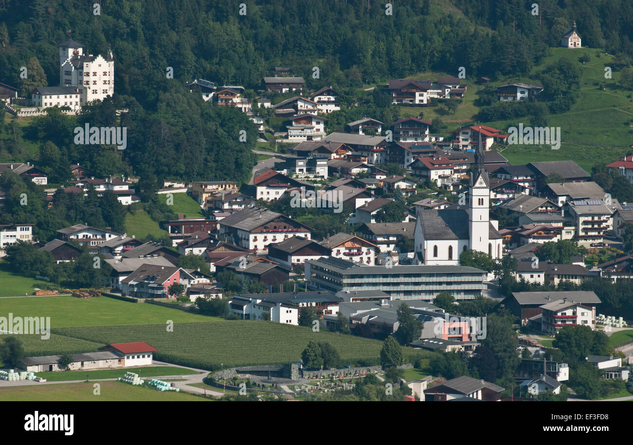 Vomp, una città situata in Austria, è mostrata da sud in questa vista panoramica. L'immagine cattura l'ambiente pittoresco della città, circondato da montagne e vegetazione lussureggiante. La bellezza naturale e il fascino rurale di Vomp sono evidenziati in questa rappresentazione scenica di un villaggio austriaco. Foto Stock