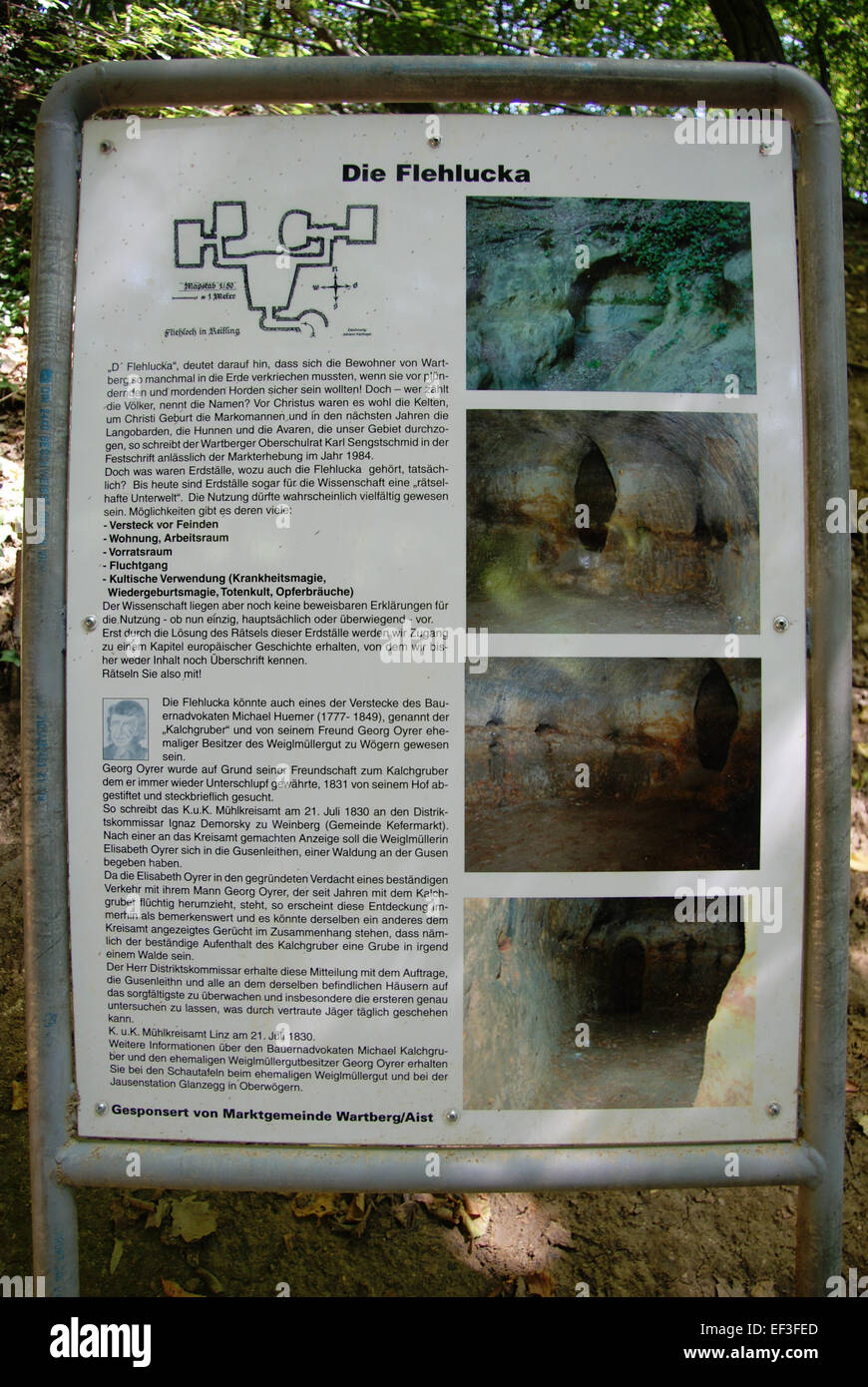 L'infotafel di Wartberg Fliehloch fornisce un contesto storico sul sito. Informa i visitatori sul significato culturale e storico della zona, compreso il suo ruolo nelle antiche strategie militari. Foto Stock