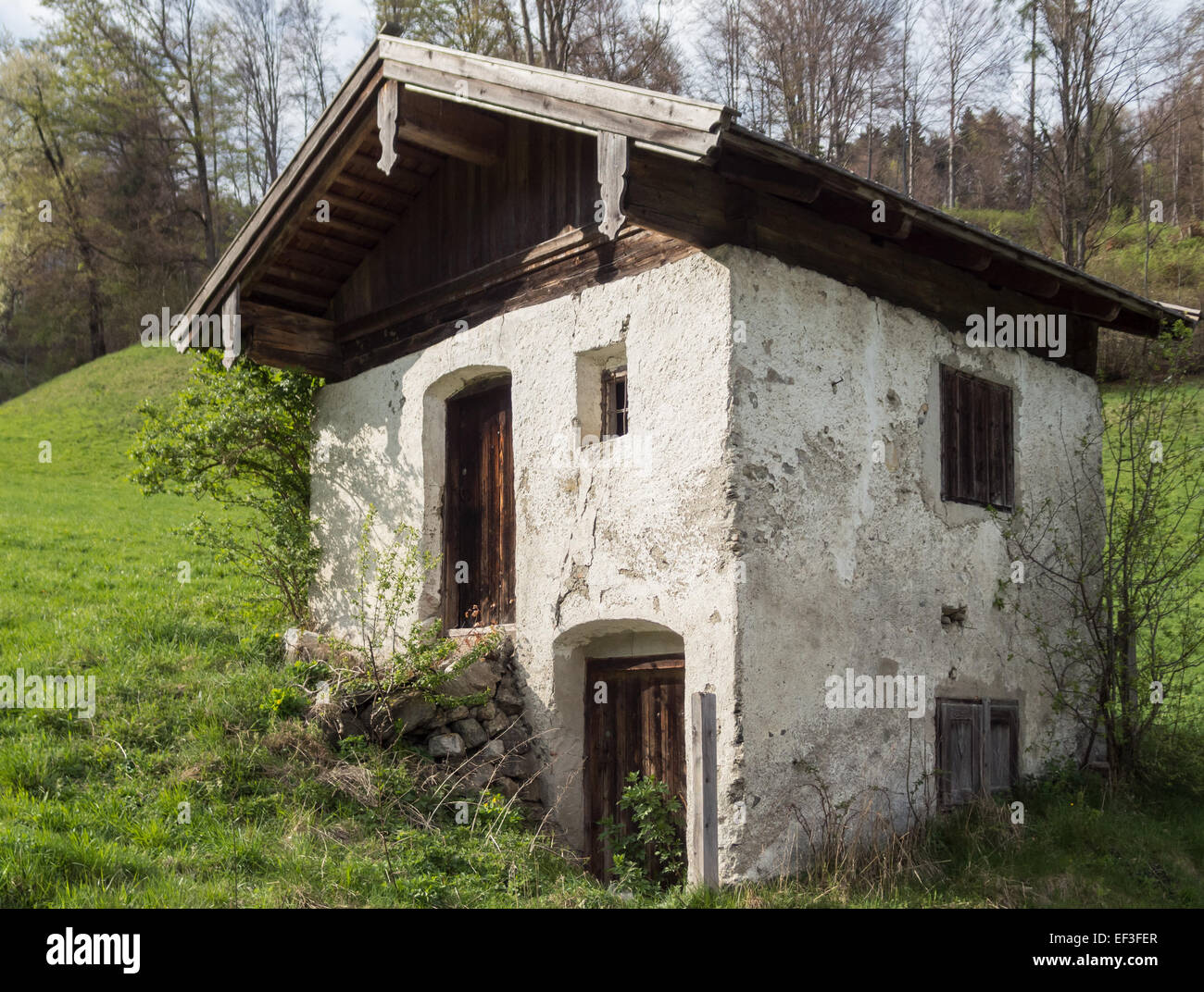 Questa opera d'arte, intitolata 'Waschhaus in der Weng', presenta una vista storica di una lavanderia nella regione di Weng. La scena cattura la vita rurale e i dettagli architettonici del tempo. Fa parte di una collezione più ampia che mostra la vita quotidiana nella Germania storica. Foto Stock
