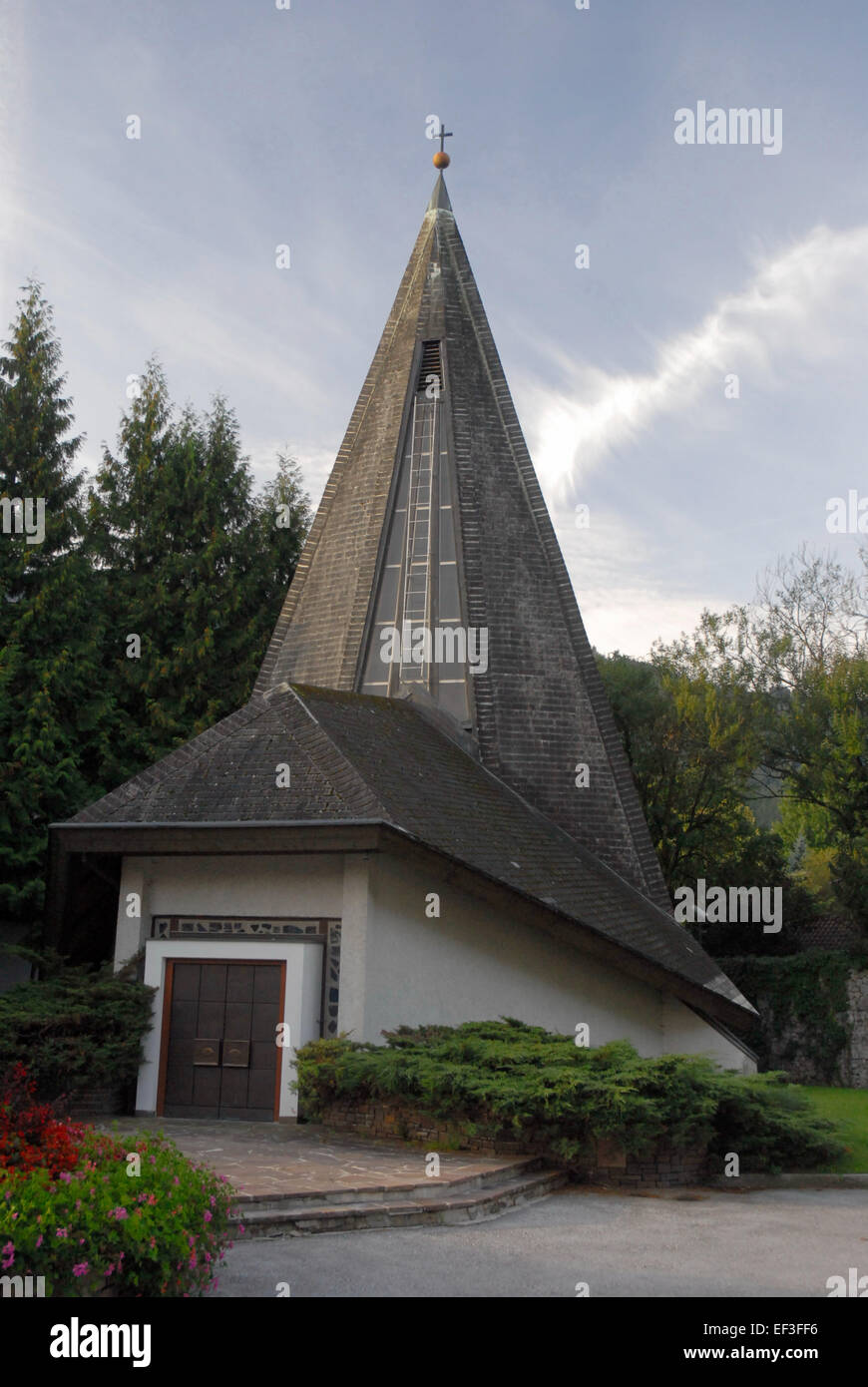 La Christuskirche di Wattens, Austria, è un notevole esempio di architettura religiosa. La chiesa, con la sua guglia torreggiante, si erge come un simbolo della profonda fede cristiana e dello stile architettonico storico della comunità. Foto Stock