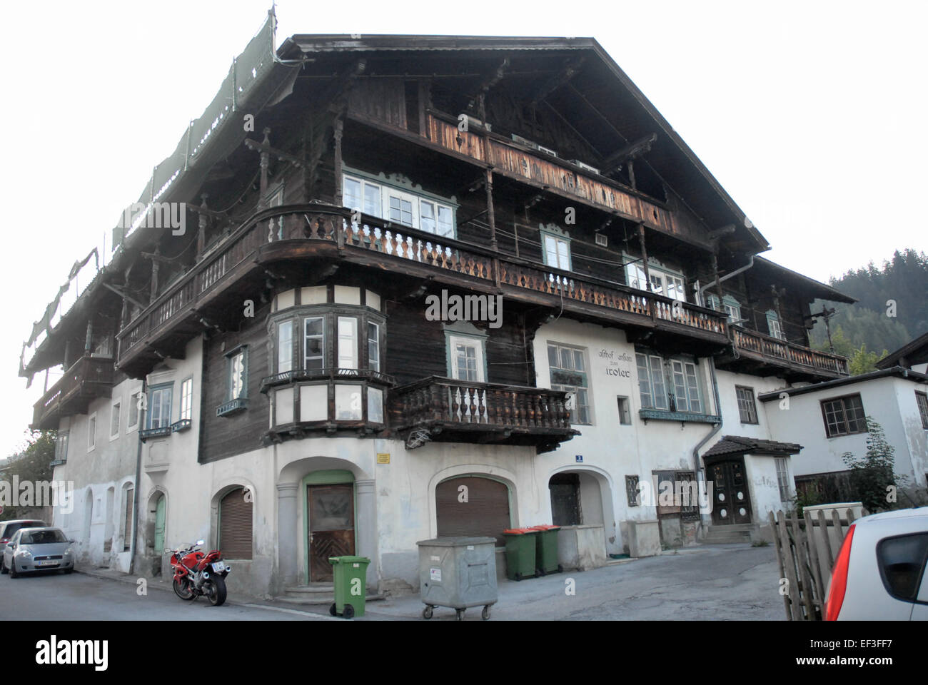 Questo edificio storico di Wattens, Austria, era un tempo il Gasthof zum Tiroler, un'importante locanda. Conosciuto per la sua tradizionale architettura alpina, l'edificio ha fatto parte della storia e della cultura locale. Foto Stock