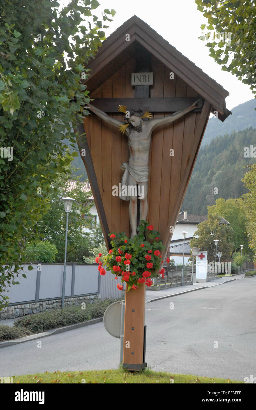 "Wattens, Rinnerkreuz" si riferisce a un luogo in Austria, noto per il suo significato culturale e storico. L'immagine rappresenta le caratteristiche architettoniche e paesaggistiche della zona, riflettendo il suo ruolo nel patrimonio austriaco. Foto Stock