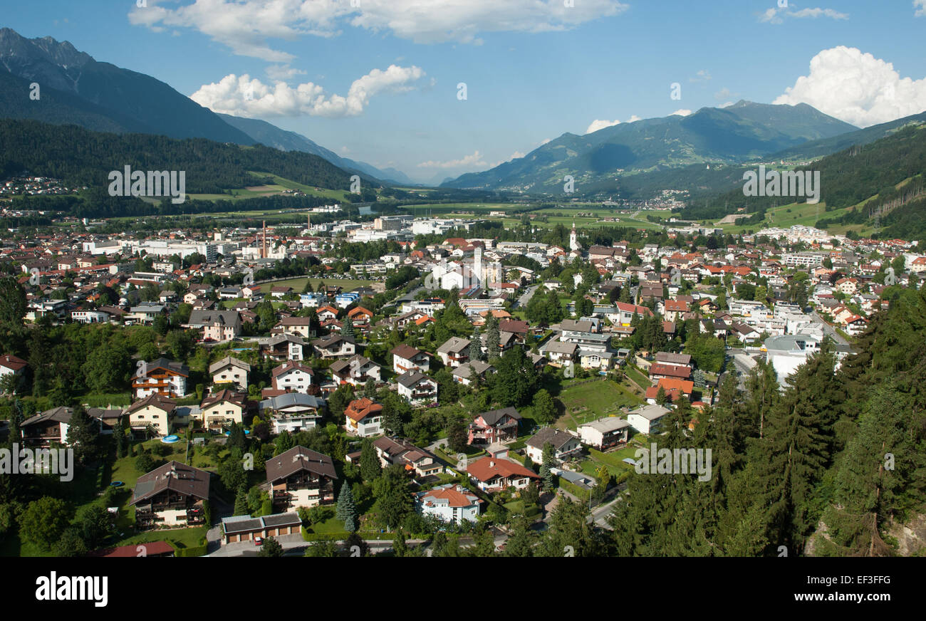Wattens, una città del Tirolo, Austria, è raffigurata in questa immagine con sullo sfondo il monte Kellerjoch. La scena riflette la bellezza naturale delle Alpi austriache e la vita dei villaggi in questa pittoresca regione alpina. Foto Stock