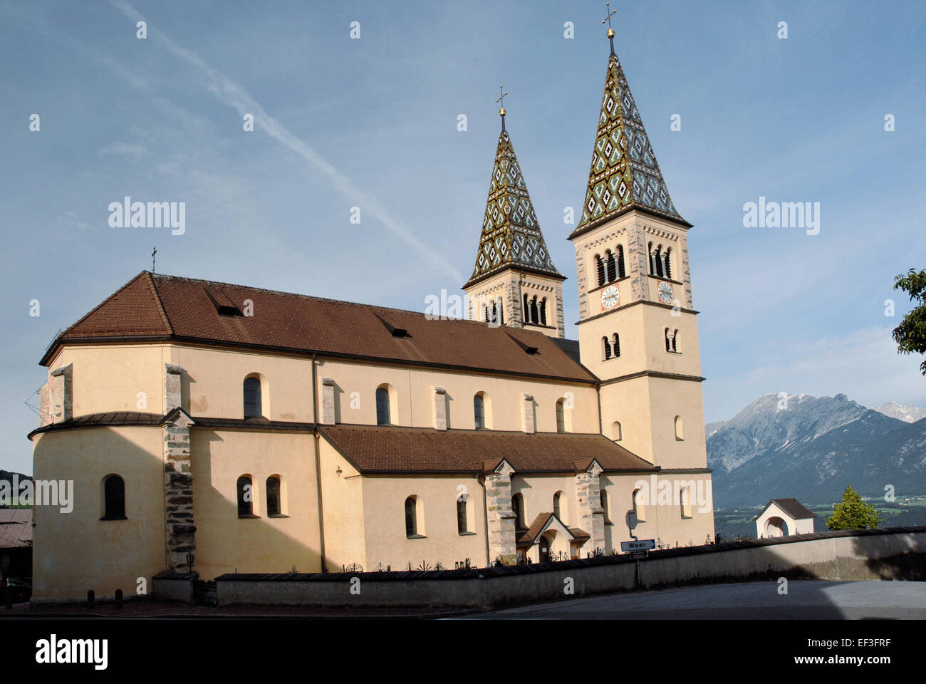 Questa raffigurazione architettonica della "Neue Kirche von Südosten Weerberg" (nuova chiesa dal sud-est di Weerberg) mostra la struttura dettagliata della chiesa situata nella città di Weerberg, in Austria. Il disegno mette in evidenza le caratteristiche principali della chiesa e il design architettonico. Foto Stock