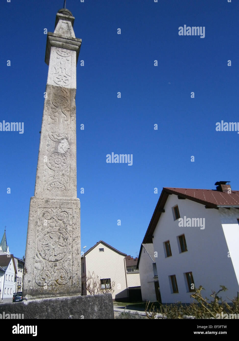 Il Weitersfelden Pranger è uno storico strumento di punizione usato un tempo nel villaggio austriaco di Weitersfelden. Il dispositivo di umiliazione pubblica era un simbolo di giustizia e ordine sociale durante i secoli precedenti. Foto Stock