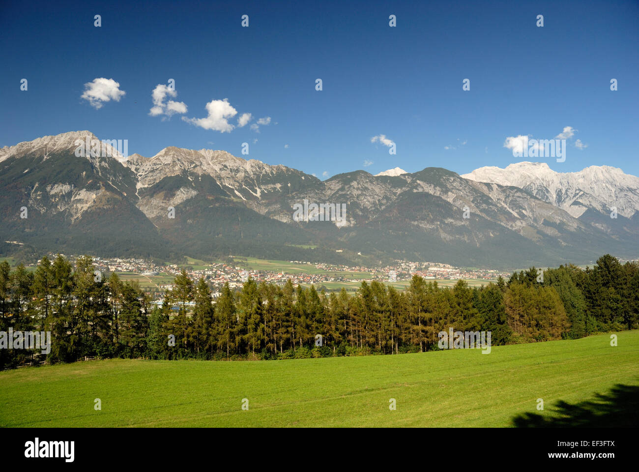 Un dipinto di paesaggio che mostra la catena montuosa Westliche Inntalkette e Bettelwurf, situata nelle Alpi austriache. L'opera d'arte raffigura la bellezza naturale e la grandezza della regione alpina. Foto Stock