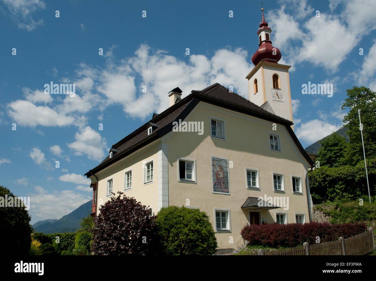 Widum St. Margareten in Buch 11 è un edificio storico a St. Margareten, Austria, noto per il suo valore architettonico e il suo significato culturale. La struttura rappresenta la ricca storia della regione ed è un notevole esempio di patrimonio architettonico austriaco. Foto Stock