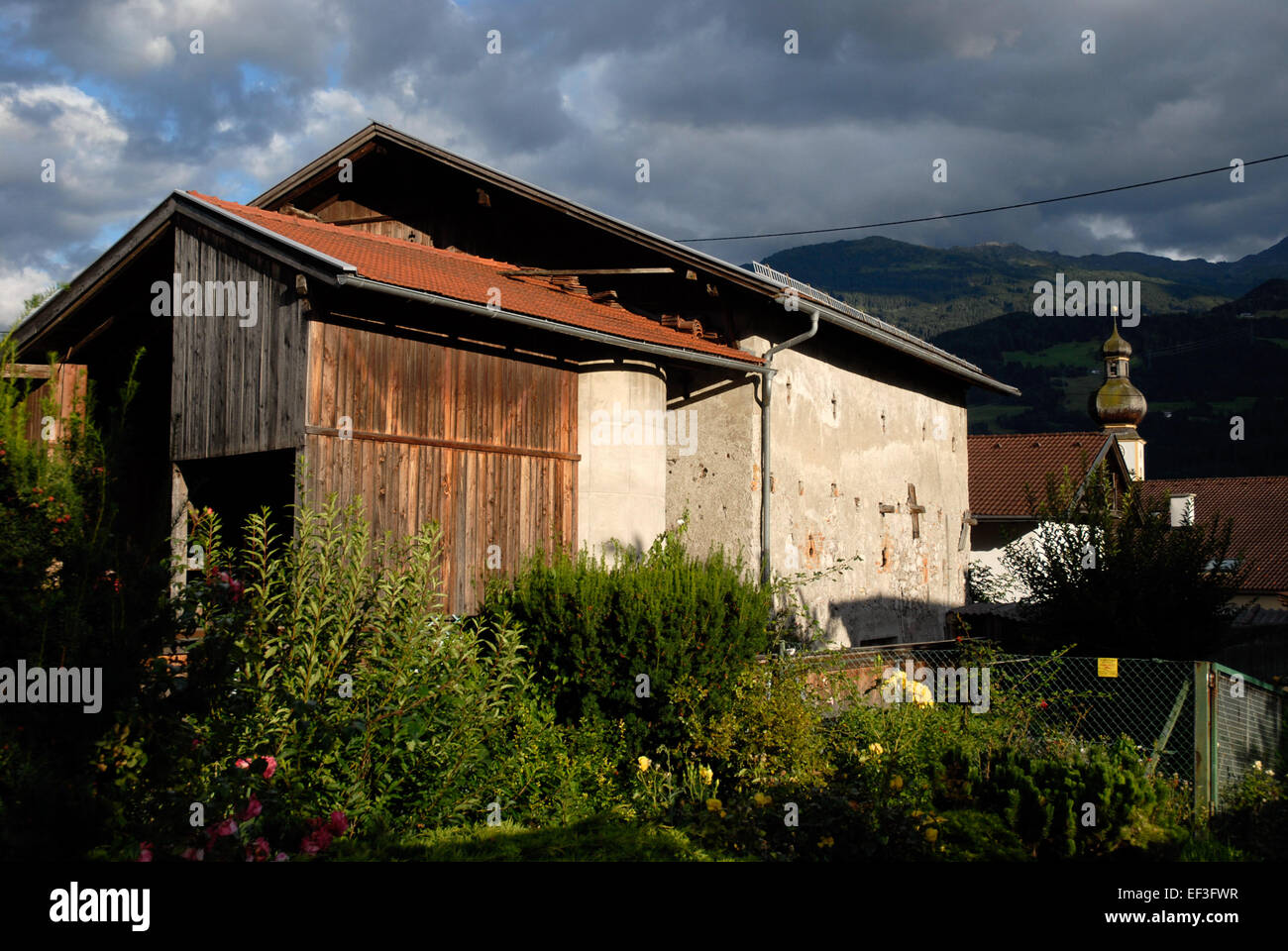 Una fotografia del "Wirtschaftsgebäude Schiechl-Hof", un edificio storico a Mils, Austria. La struttura è un ottimo esempio di architettura austriaca tradizionale e il suo significato storico per la regione. Foto Stock