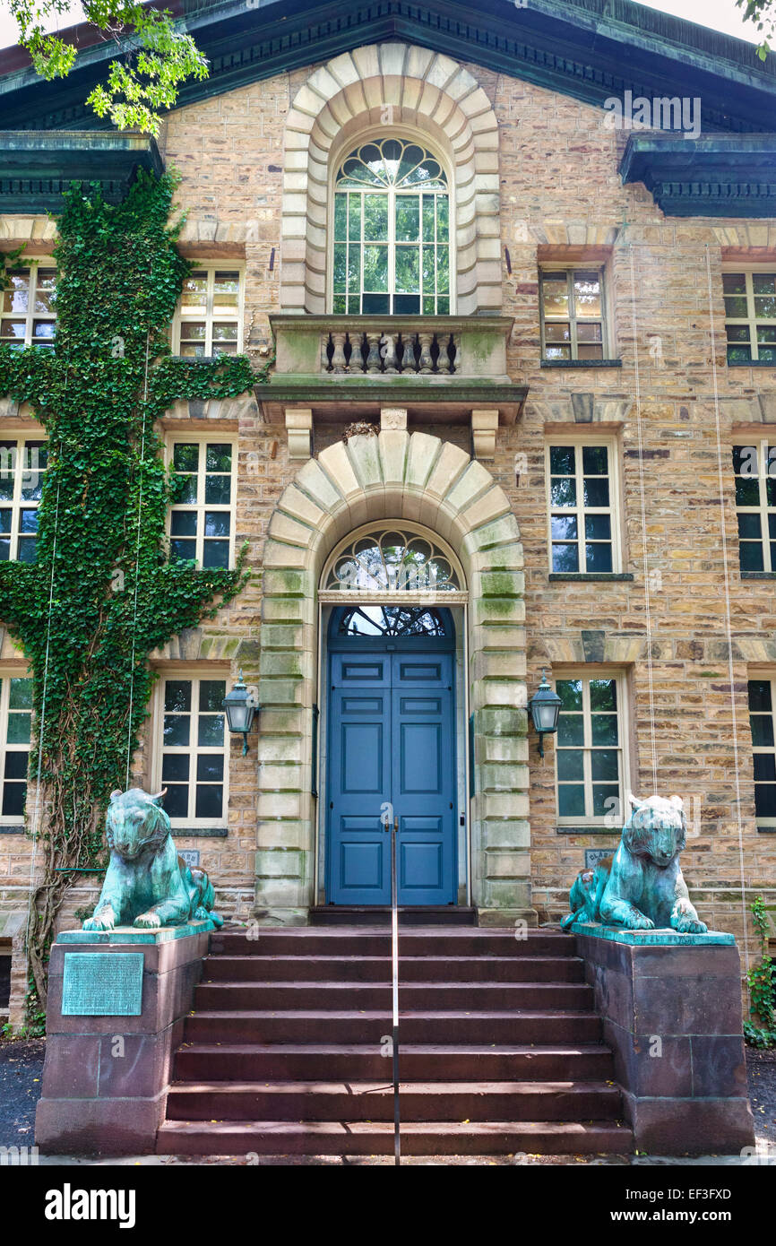 Tiger statue fuori l'ingresso a Nassau Hall ("Old Nassau'),l'Università di Princeton, Princeton, New Jersey, STATI UNITI D'AMERICA Foto Stock