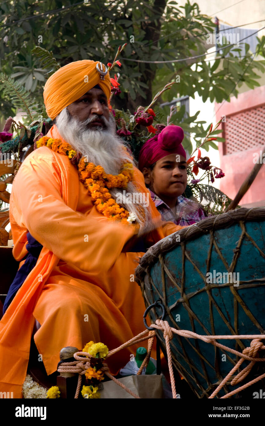 New Delhi, India - 19 Novembre 2011: la religione Sikh la gente celebra il Guru Nanak nascita con una street parade e la distribuzione di prodotti alimentari Foto Stock