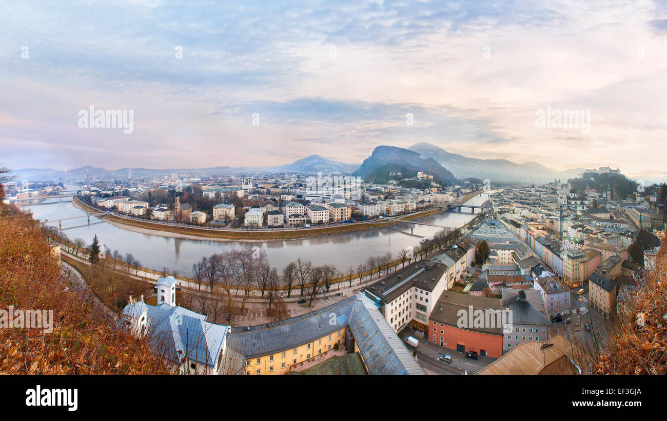 Sunrise vista del centro storico della città di Salisburgo Foto Stock