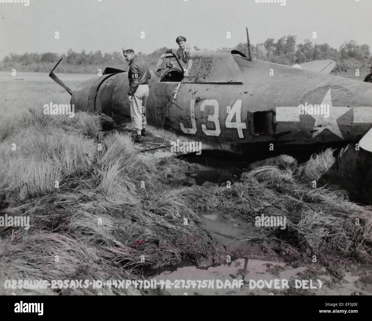 Il Republic XP-47D Thunderbolt 42-75475, un aereo da caccia della seconda guerra mondiale, è in fase di esame a seguito di un volo. Conosciuto per il suo potente motore e il suo armamento pesante, era uno dei caccia più efficaci del suo tempo. Foto Stock