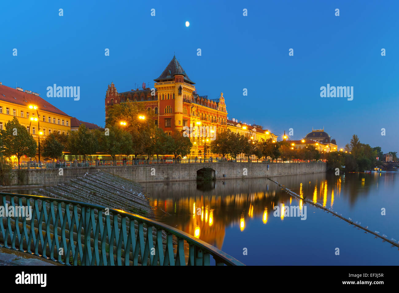 Notte Smetanovo waterfront a Praga, Repubblica Ceca Foto Stock