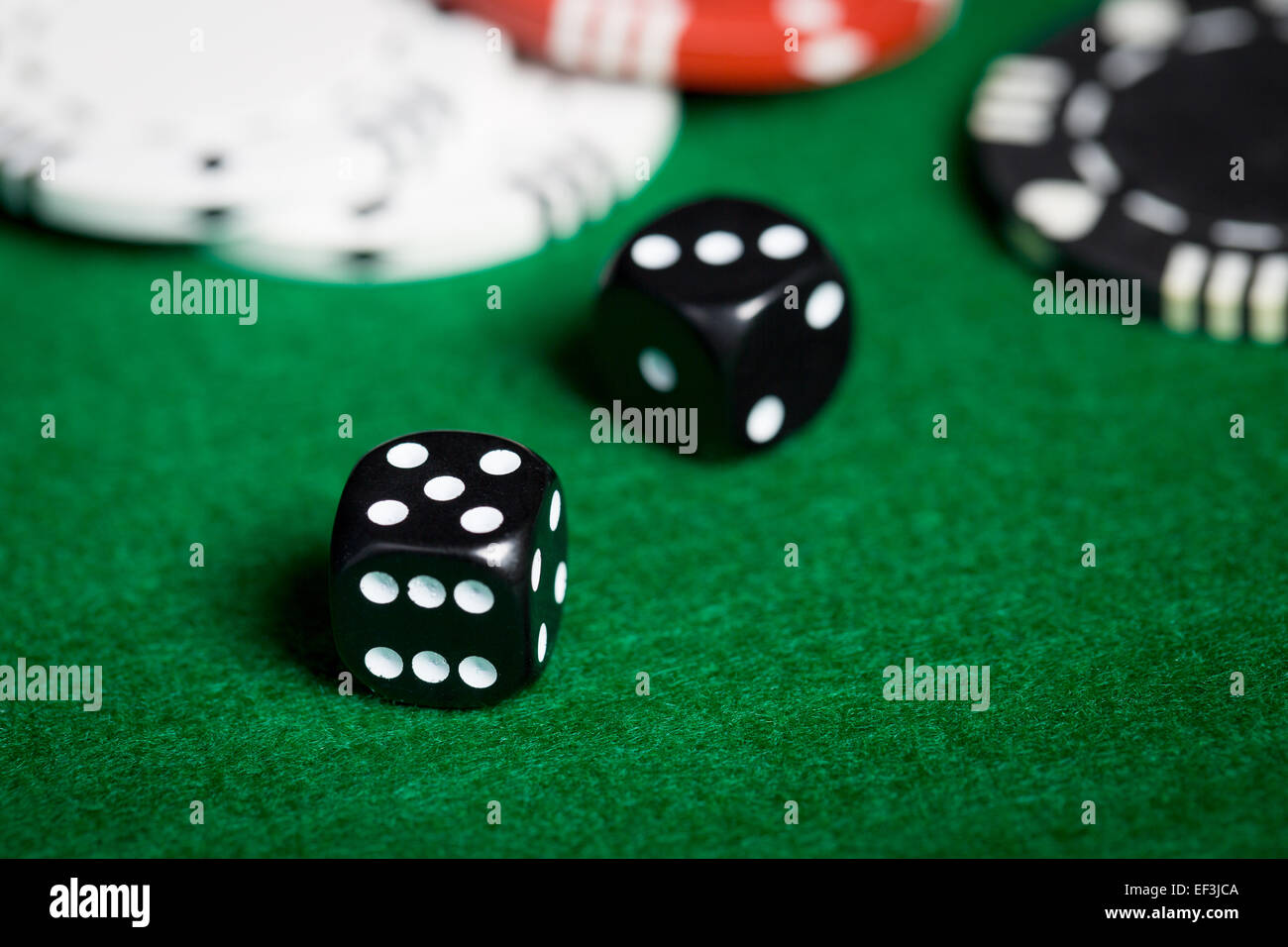 Close up di dadi nero su verde casino tabella Foto Stock