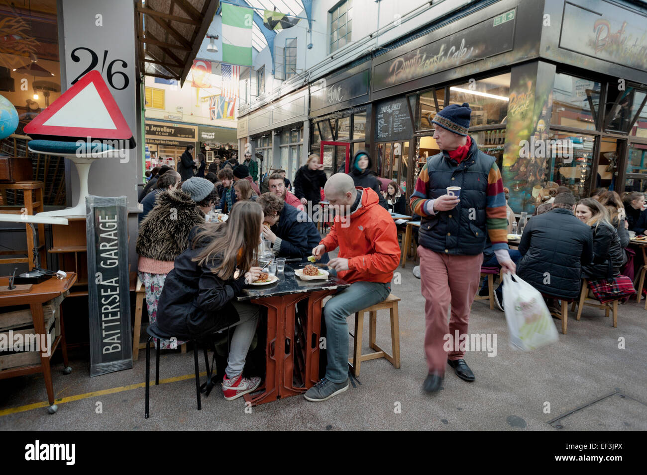 Affollata Cafe a Brixton Village London Foto Stock