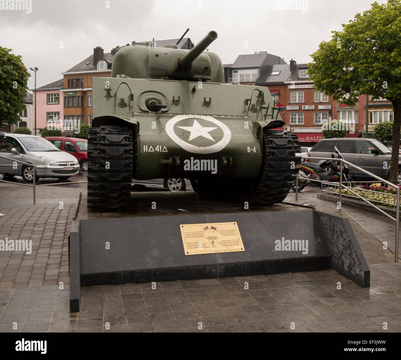 Sherman serbatoio in Bastogne Belgio, sulla Piazza McAuliffe Foto Stock