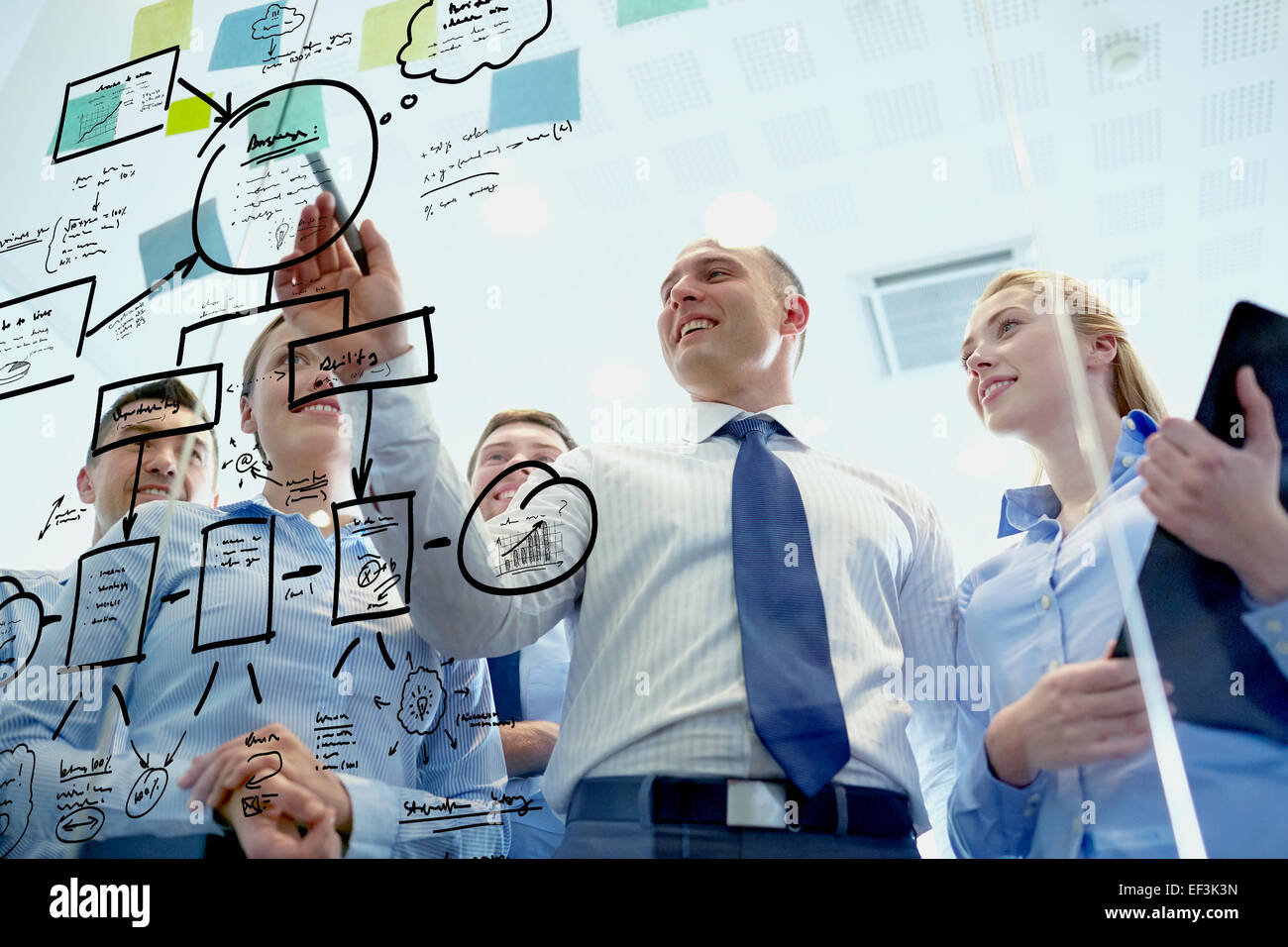 Sorridente la gente di affari con un pennarello e adesivi Foto Stock