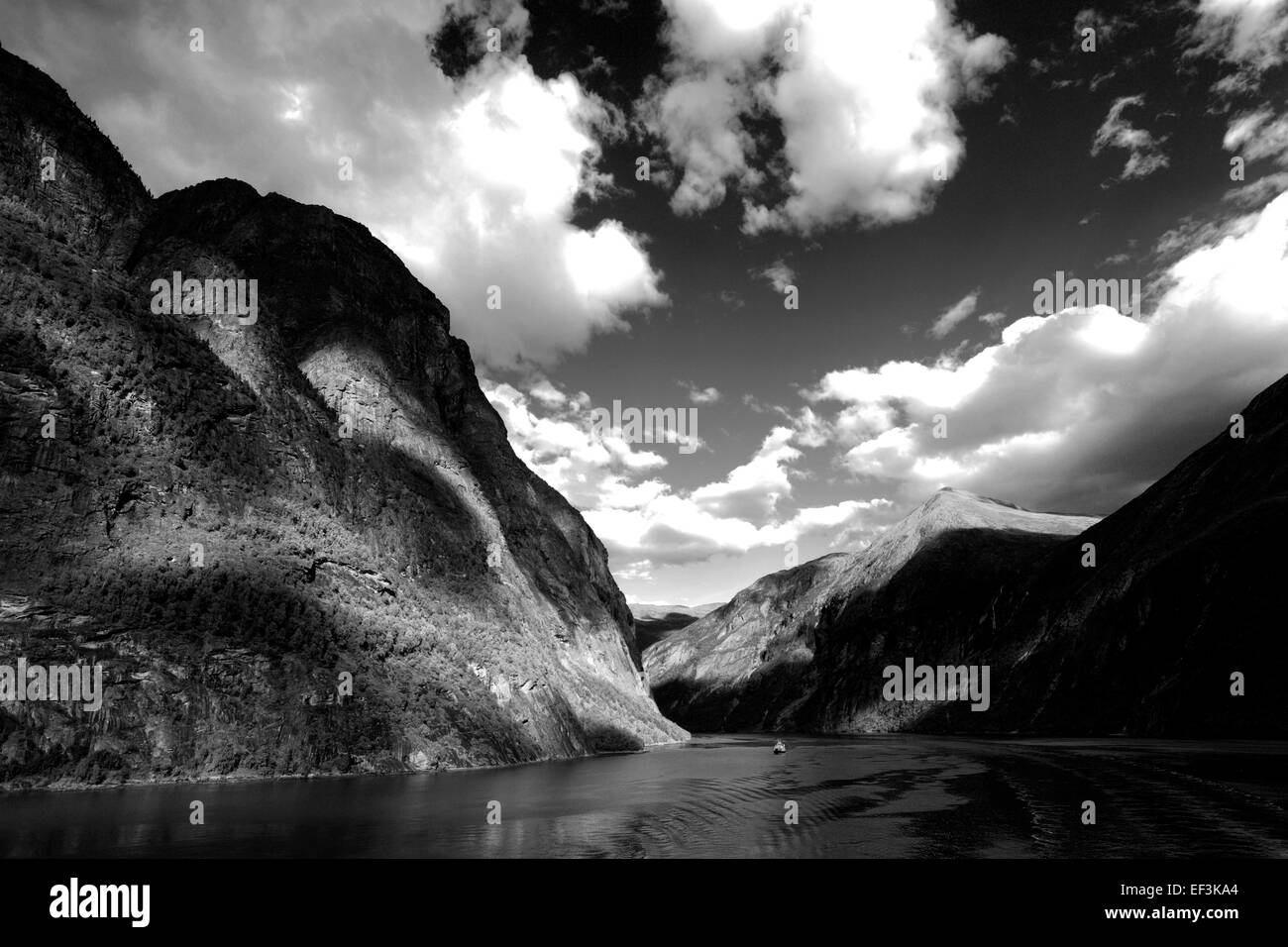 Un fiordo del traghetto per passeggeri in Geirangerfjord, Sito Patrimonio Mondiale dell'UNESCO, la regione di Sunnmøre, contea di Møre og Romsdal, Norvegia occidentale, Foto Stock