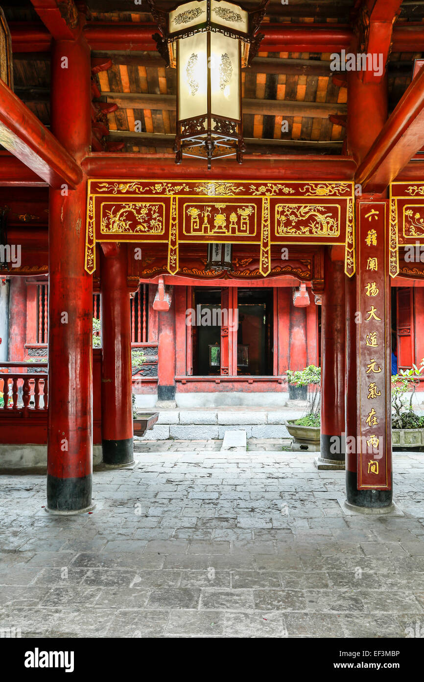La porta Dai Tanh Santuario, Tempio della Letteratura, Hanoi, Vietnam Foto Stock