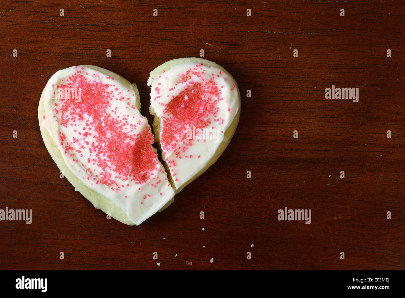 Cuore spezzato Cookie sagomata su un vecchio tavolo in legno Foto Stock