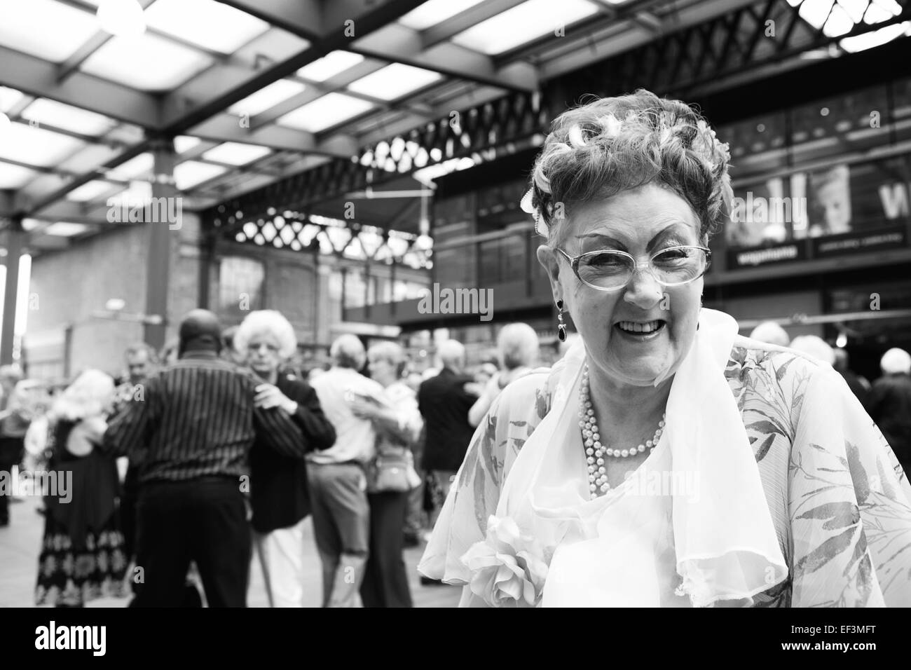 I pensionati tè danzante a Spitalfields Market, Londra, Inghilterra, Regno Unito. Foto Stock