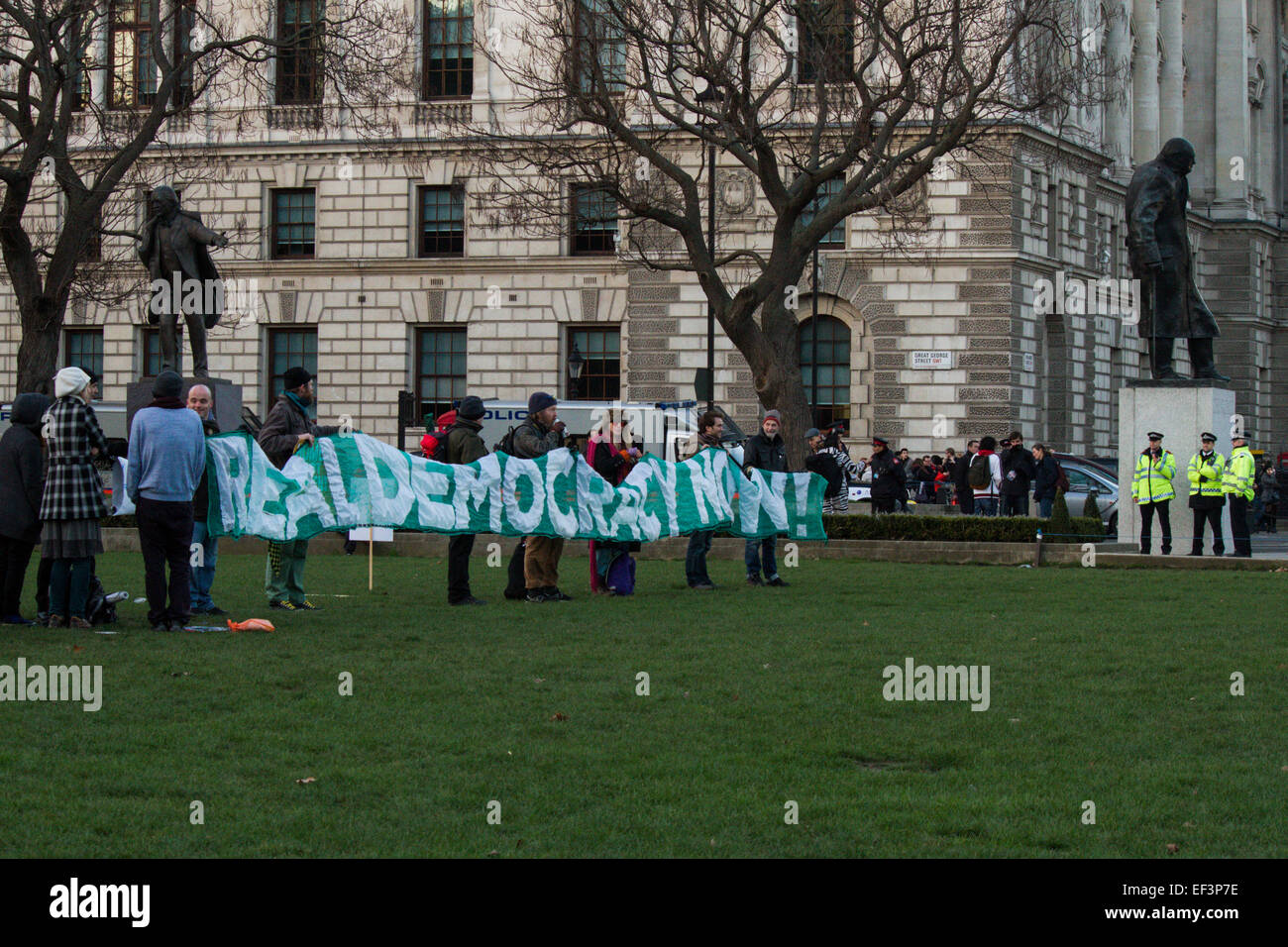 Il 24 gennaio 2014, Londra. I manifestanti di dimostrare il loro diritto di protestare su piazza del Parlamento nel corso di occupare la democrazia. Foto Stock