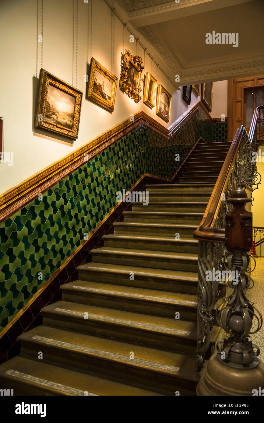 Scala e dipinti in Brighton Museum & Art Gallery, Brighton East Sussex, England, Regno Unito Foto Stock