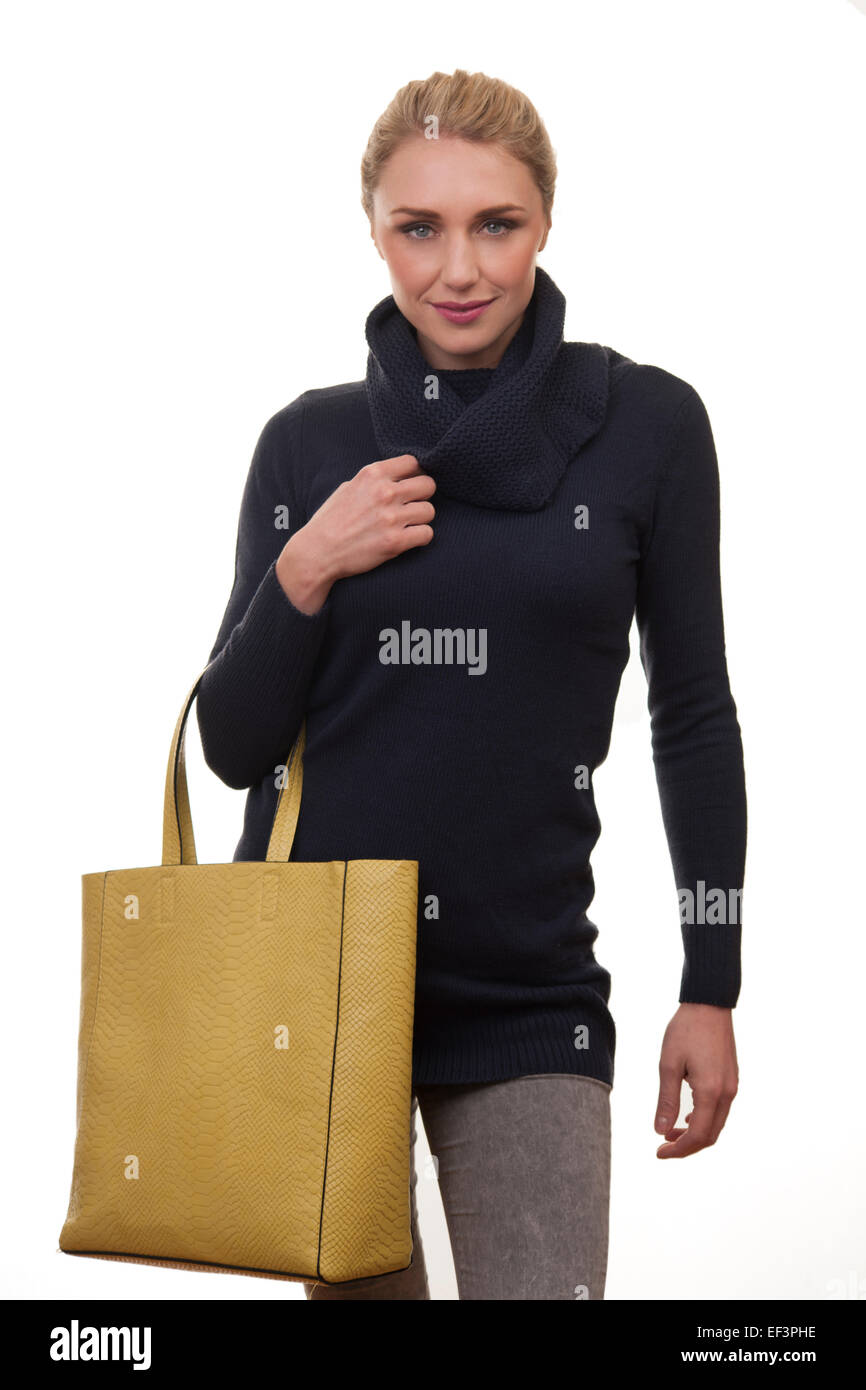Donna bionda andando shopping portando un giallo tote bag Foto Stock