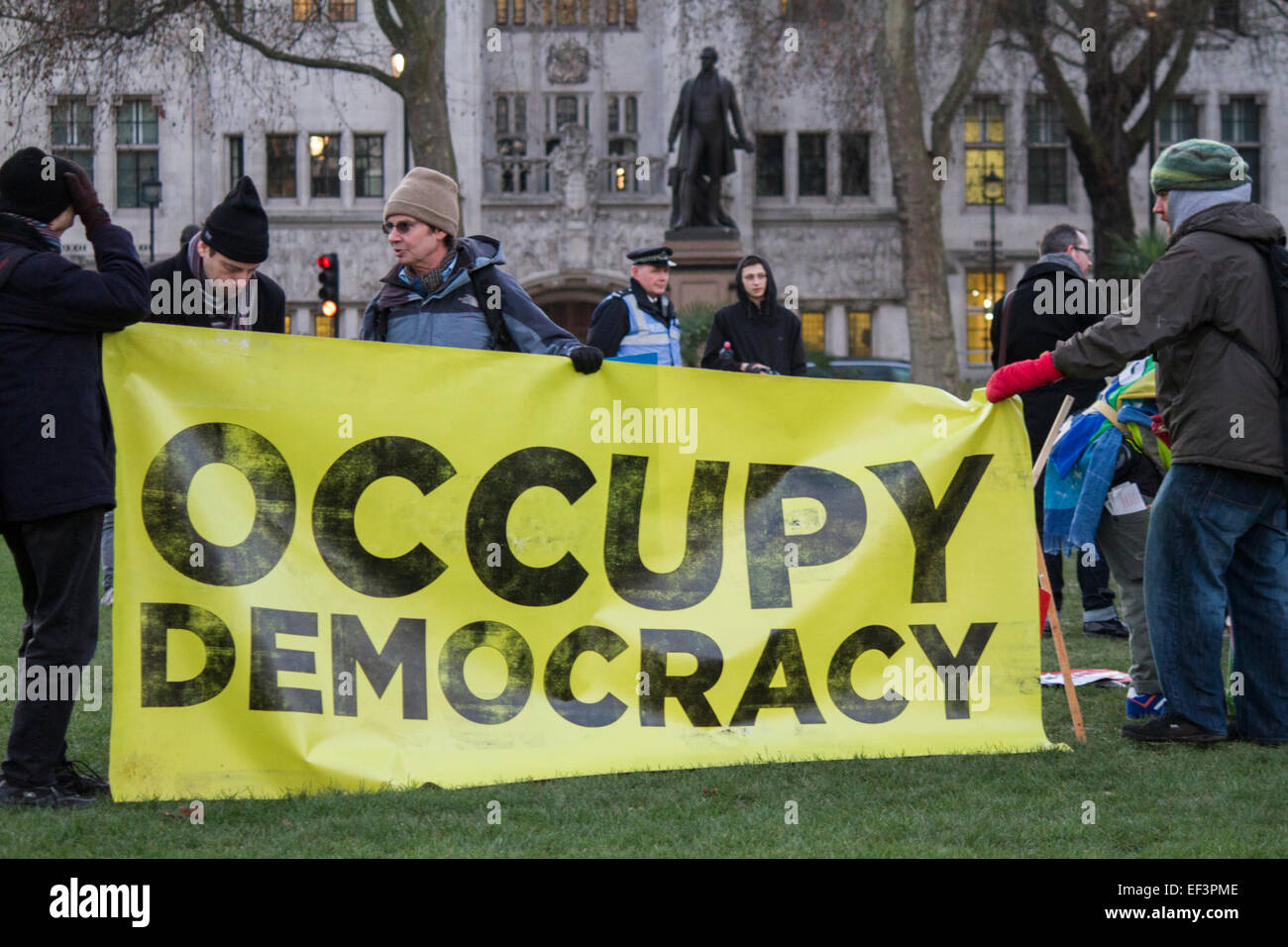 Il 24 gennaio 2014, Londra. I manifestanti di dimostrare il loro diritto di protestare su piazza del Parlamento nel corso di occupare la democrazia. Foto Stock