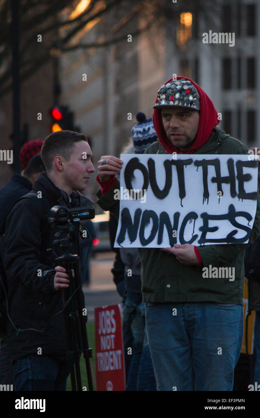 Il 24 gennaio 2014, Londra. I manifestanti di dimostrare il loro diritto di protestare su piazza del Parlamento nel corso di occupare la democrazia. Foto Stock