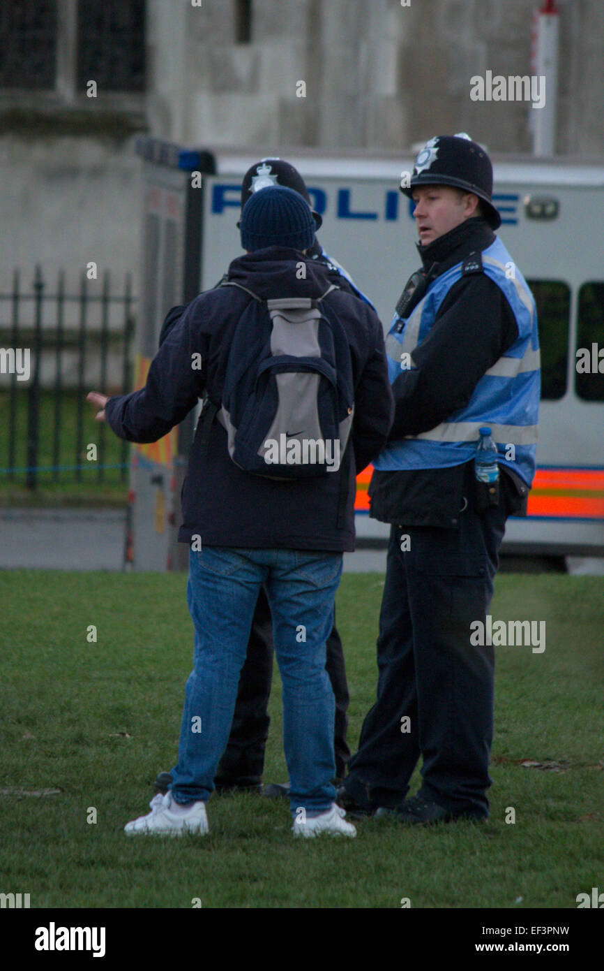 Il 24 gennaio 2014, Londra. I manifestanti di dimostrare il loro diritto di protestare su piazza del Parlamento nel corso di occupare la democrazia. Foto Stock