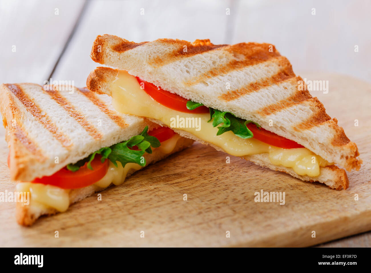 Tostare sandwich alla griglia con formaggio e pomodori Foto Stock