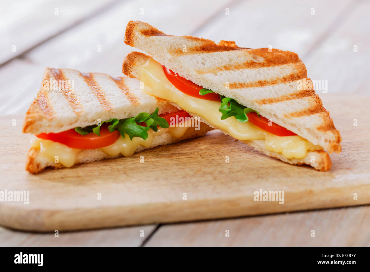 Tostare sandwich alla griglia con formaggio e pomodori Foto Stock
