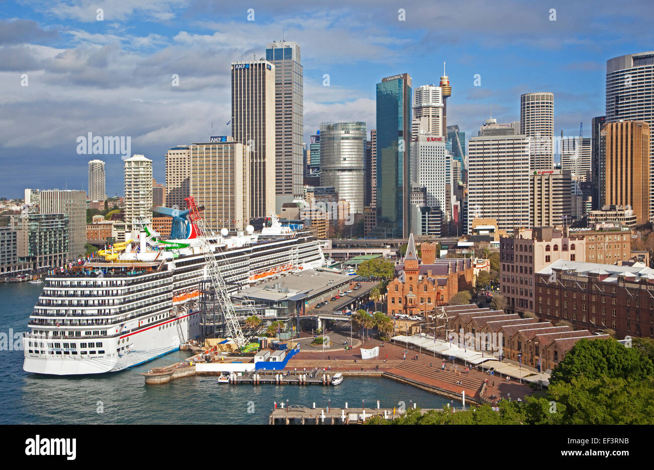 Nave da crociera Carnival Spirit presso il porto di Sydney e la città con i suoi edifici coloniali e grattacieli, Nuovo Galles del Sud, Australia Foto Stock